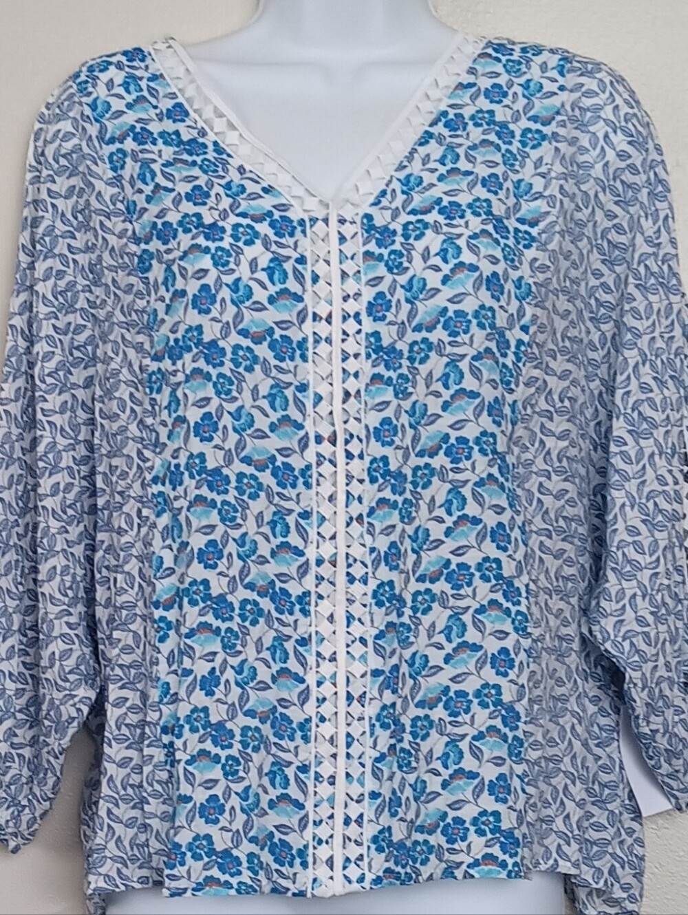 Zac & Rachel Blue Floral V-Neck with White Crochet Trim 3/4 Sleeves Sz M NWT